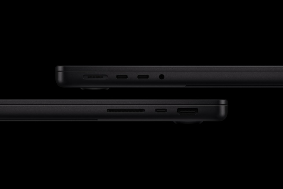 Dos partes laterales de la nueva MacBook Pro de 14 pulgadas muestran la gran variedad de puertos que trae la laptop.