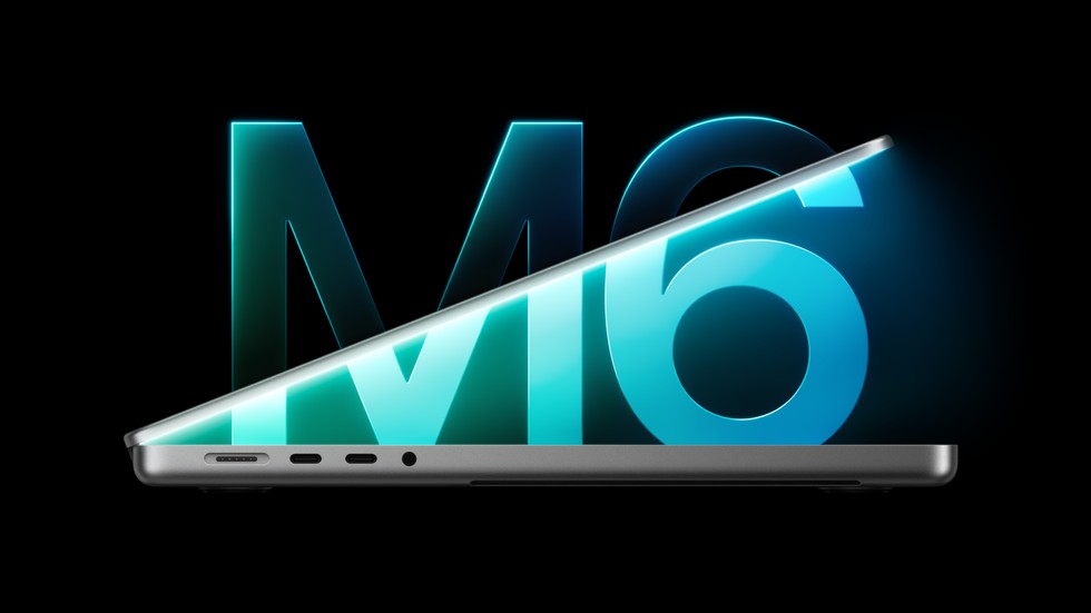 Vista lateral de una MacBook Pro de 14 pulgadas con M6 parcialmente abierta sobre un fondo con el logo brillante del M6.