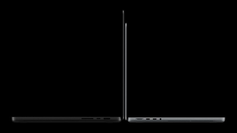 Zwei MacBook Pro mit PROLED XDR Display Geräte werden von der Seite mit geöffnetem Bildschirm mit den Rückseiten zueinander gezeigt.