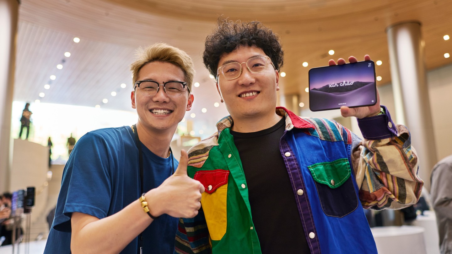 Deirdre O’Brien、John Ternus 和 Apple 團隊成員在 Apple Domain NORTHSIDE 迎接顧客。