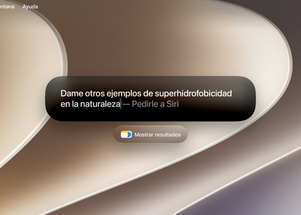 Un usuario usa Siri AI en Spotlight para hacer una pregunta.