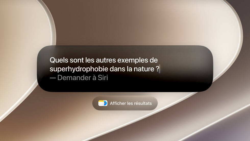 Une personne utilise Siri AI dans Spotlight pour poser une question.