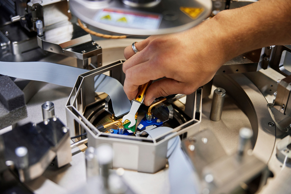 Chip-Design Tests in einem Hardware-Labor in München.