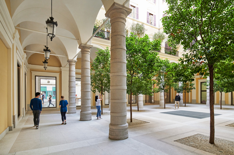 The courtyard at Apple Via del Corso.