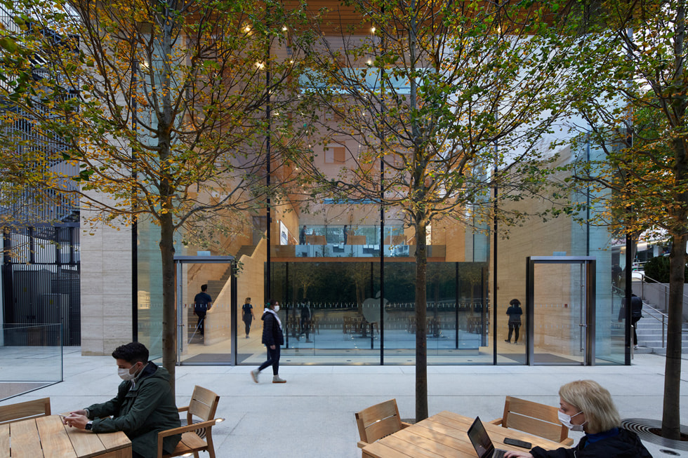 The garden outside of Apple Bağdat Caddesi.
