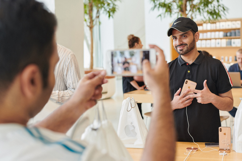 Customer getting a photo taken with the iPhone Xs.