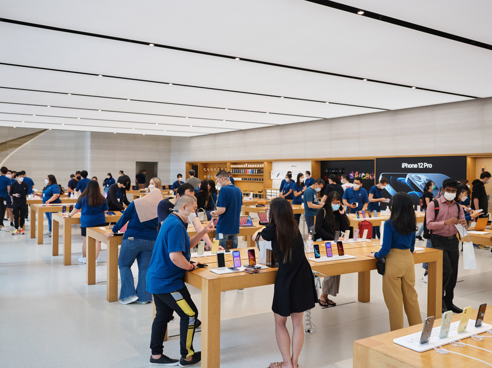 A crowd of customers and Apple team members at Apple Orchard Road for the iPhone 12 launch. 