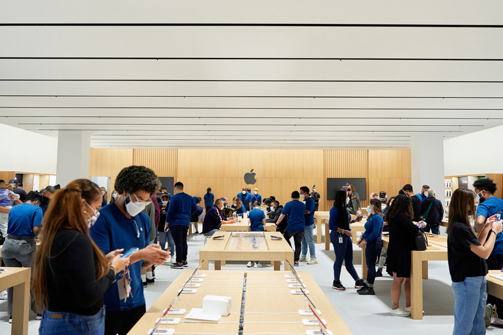 Customers and Apple team members around display tables at Apple Bay Plaza.