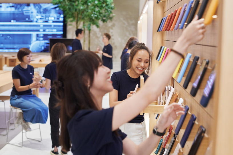 Team members stocking shelves at Apple Xinyi A13.