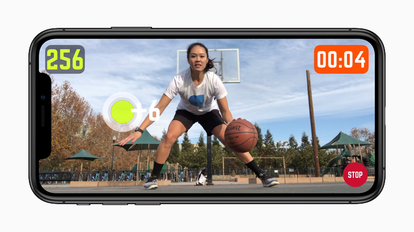 iPhone donde se muestra una experiencia de AR en HomeCourt.