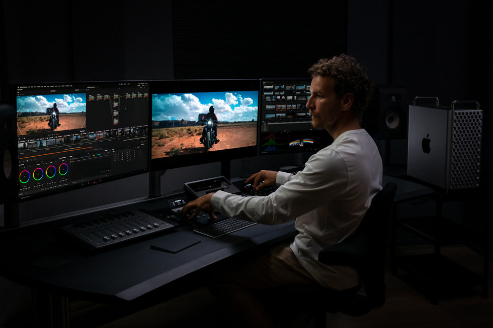 Un utilisateur Apple regarde une image dans DaVinci Resolve sur un Mac Pro équipé de plusieurs écrans.