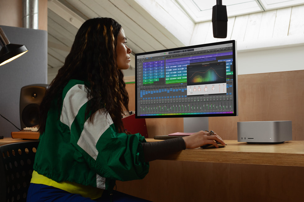 Une personne vue de côté utilisant un Mac Studio équipé de la puce M2 Ultra.
