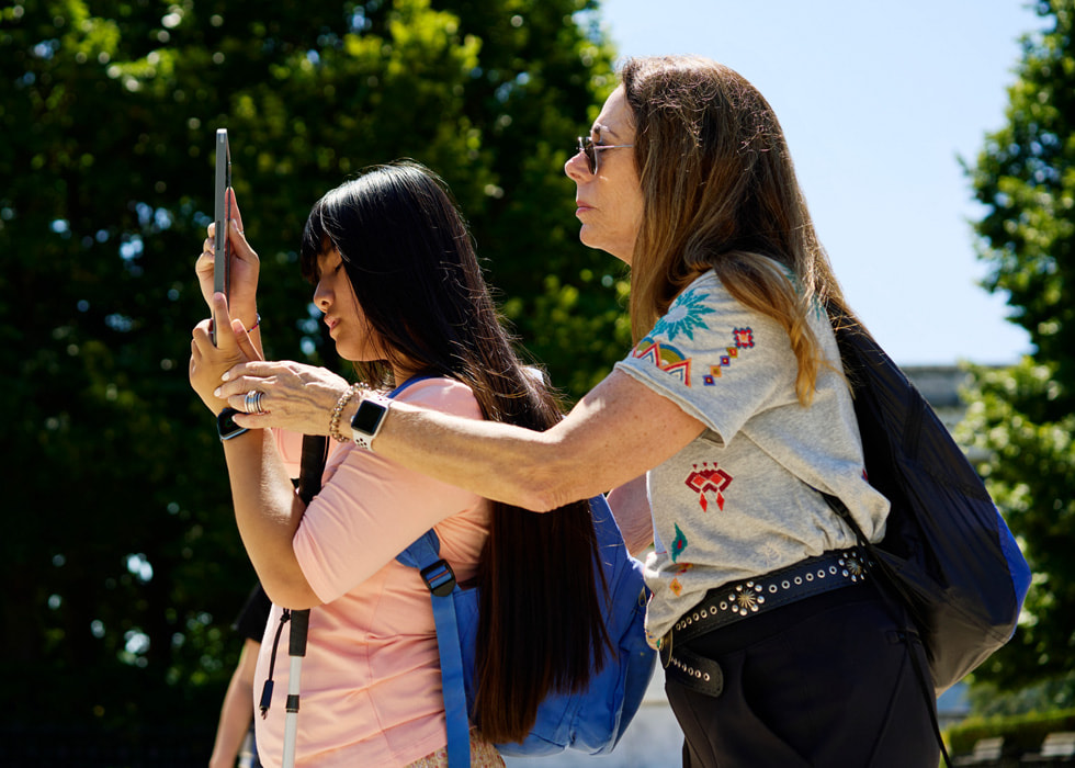 Una foto de Shelle Hamer y Alaula Sprecher al aire libre.