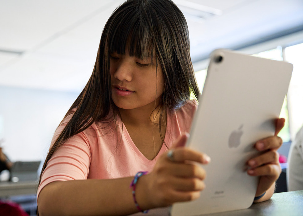 Alaula Sprecher, participante del programa Photography for All, con su iPad. 