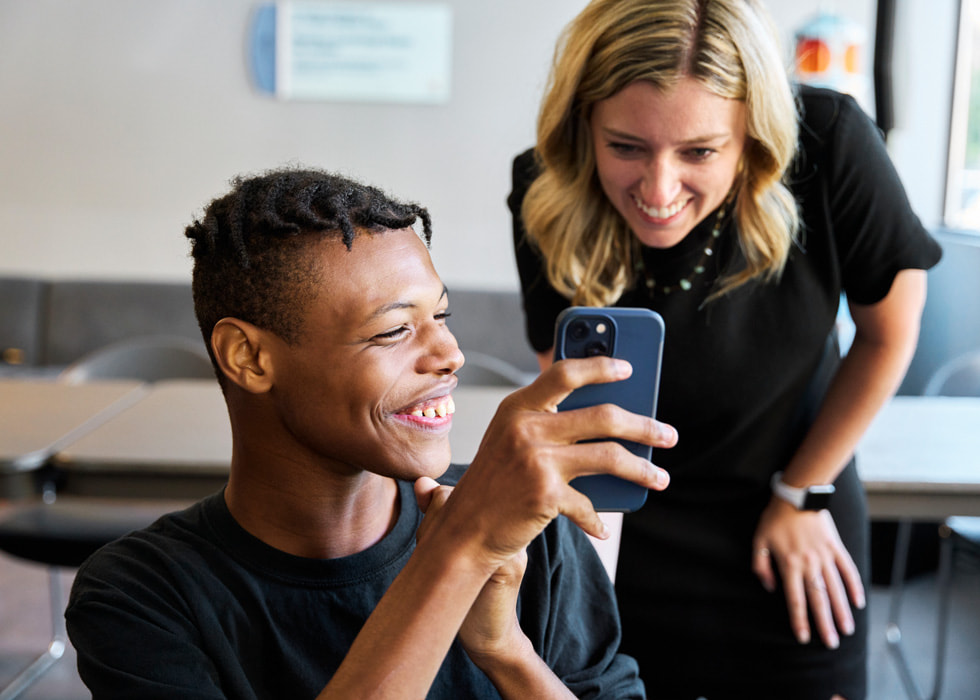 El participante Lance Gladney muestra una foto que tomó con su iPhone a la instructora Lauren Mehalek.
