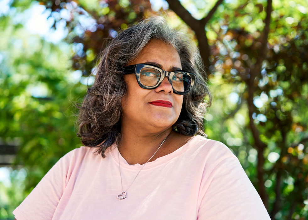 Una foto en primer plano de Lisa Davis al aire libre.
