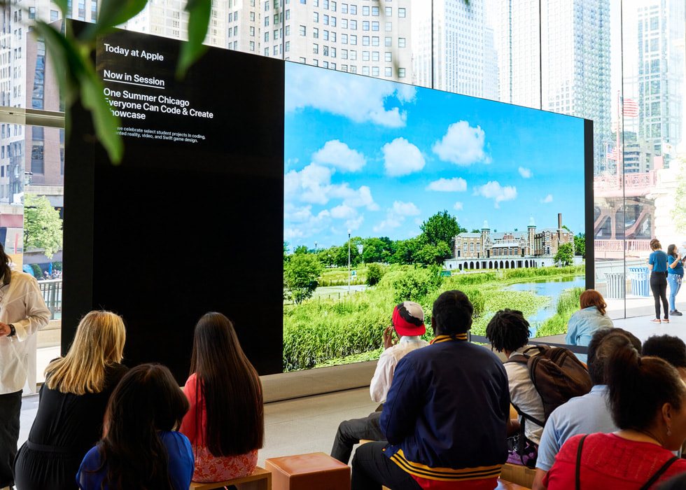 Los participantes de Photography for All exponen sus fotos en el Apple Michigan Avenue de Chicago.