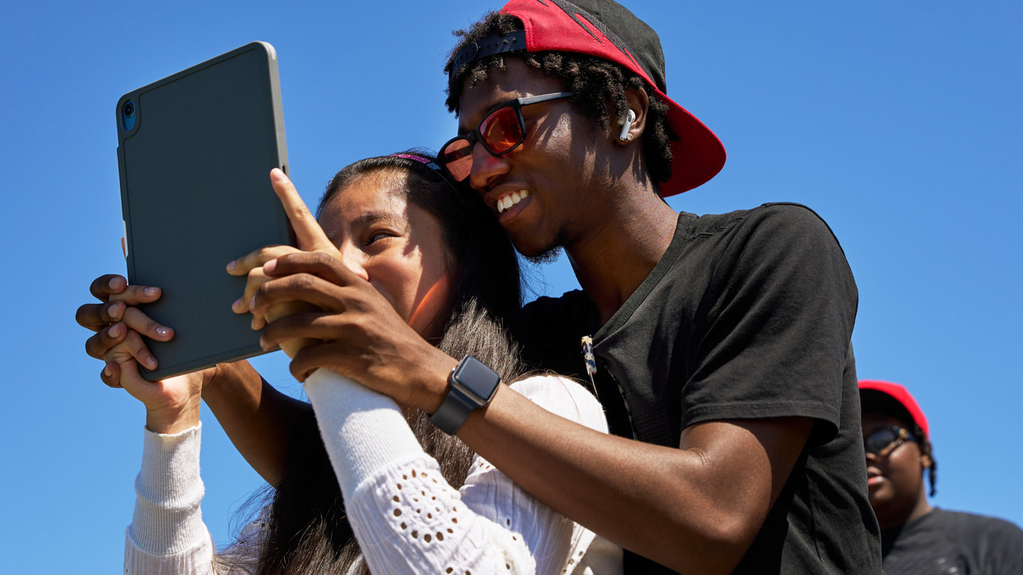 Alaula Sprecher, Glen-David Hardy-Covington y John Johnson, participantes del programa Photography for All, usan el iPad para capturar el mundo que los rodea.