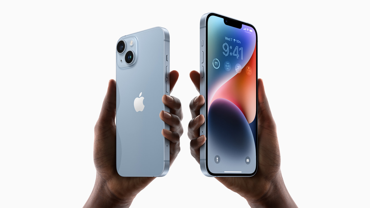 Se muestran dos manos que sostienen un iPhone 14 y iPhone 14 Plus.