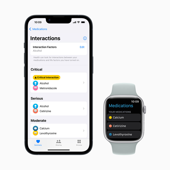 iPhone ved siden af Apple Watch Series 8, der viser Medicin-oplevelsen, herunder potentielle interaktioner og en liste over medicin.