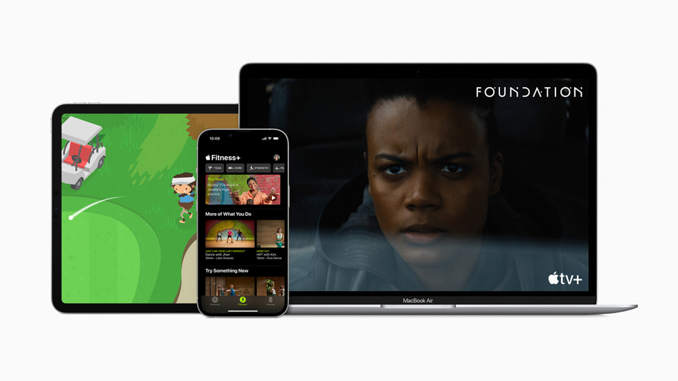iPad Pro mostrando o Apple Arcade, iPhone 13 mostrando o Fitness+ e o MacBook Air mostrando o Apple TV+. 