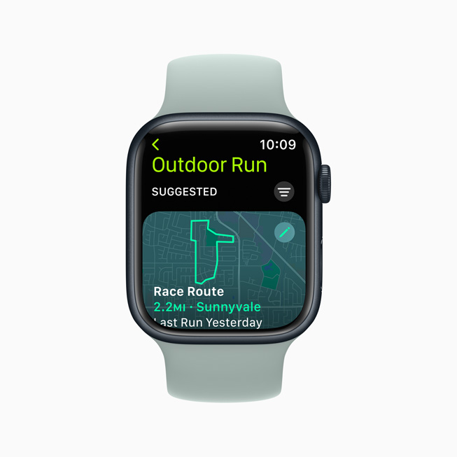 Apple Watch Series 8, der viser Slå din egen rekord under en løbetur udenfor.