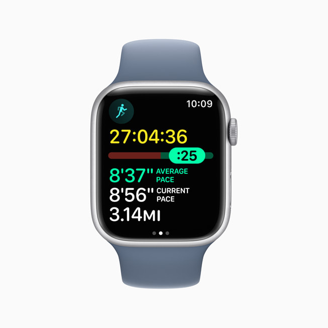 Apple Watch Series 8, der viser tempo i appen Træning.