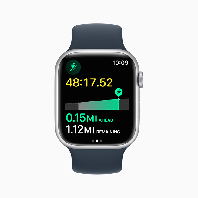 Apple Watch Series 8, der viser vejledning om tempo under en løbetræning.