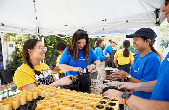 Apple volunteers with SAMO Youth.