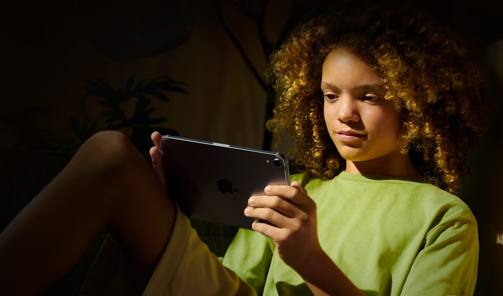 Un enfant tient un iPad.