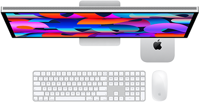 Mac mini așezat sub Studio Display, Magic Keyboard cu tastatură numerică, Magic Mouse