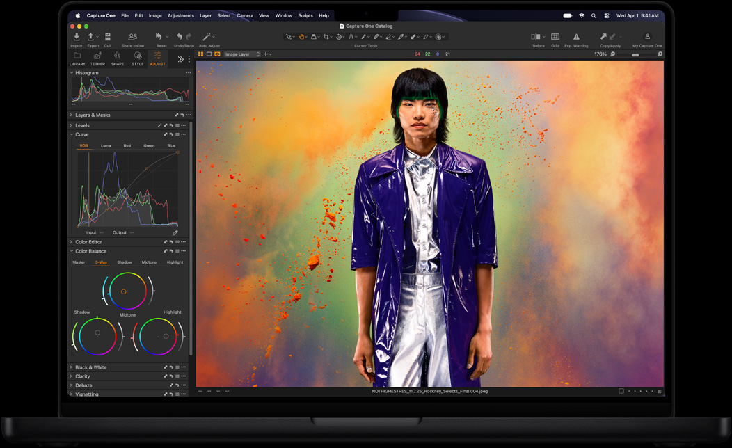 หน้าจอ MacBook Pro แสดงการปรับแต่งรูปภาพของบุคคลหนึ่งใน Adobe Lightroom 
