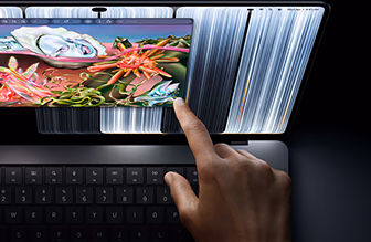 MacBook Pro พร้อมจอภาพ PROLED XDR, สีดำสเปซแบล็ค, ผู้ใช้ปรับขนาดหน้าต่างบนหน้าจอด้วยปลายนิ้ว