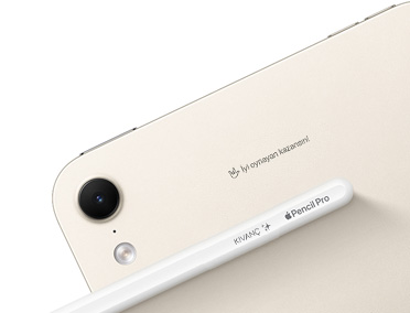 iPad Air, arkadan dış görünüm, lazer baskıda “İyi oynayan kazansın” yazıyor İyi oynayan Apple Pencil Pro, lazer baskıda “Mustafa” yazıyor ve parıltı emojisi yer alıyor
