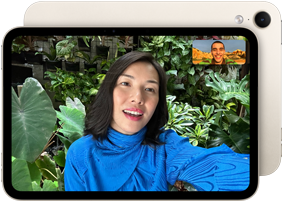 iPad mini, önden görünüm, Uzun kenarda konumlandırılmış 12 MP Center Stage ön kamera arayüzü ve yeşil bitkilerin ortasında görüntülü arama yapan bir kişi gösteriliyor