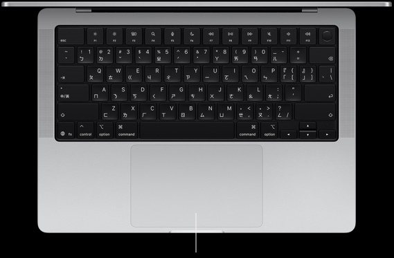 打開的銀色 MacBook Pro 筆電，展示鍵盤與力度觸控板