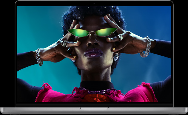 打開的銀色 MacBook Pro，螢幕顯示人物影像