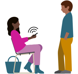 Seorang perempuan sedang duduk di kursi sambil menggenggam iPhone yang mengeluarkan gelombang suara, di hadapannya berdiri seorang laki-laki yang sedang mendengarkan