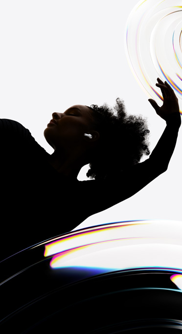 Kulağına AirPods Pro 3 takmış bir dansçı ellerini kullanmadan dinleme deneyiminin keyifini çıkarıyor