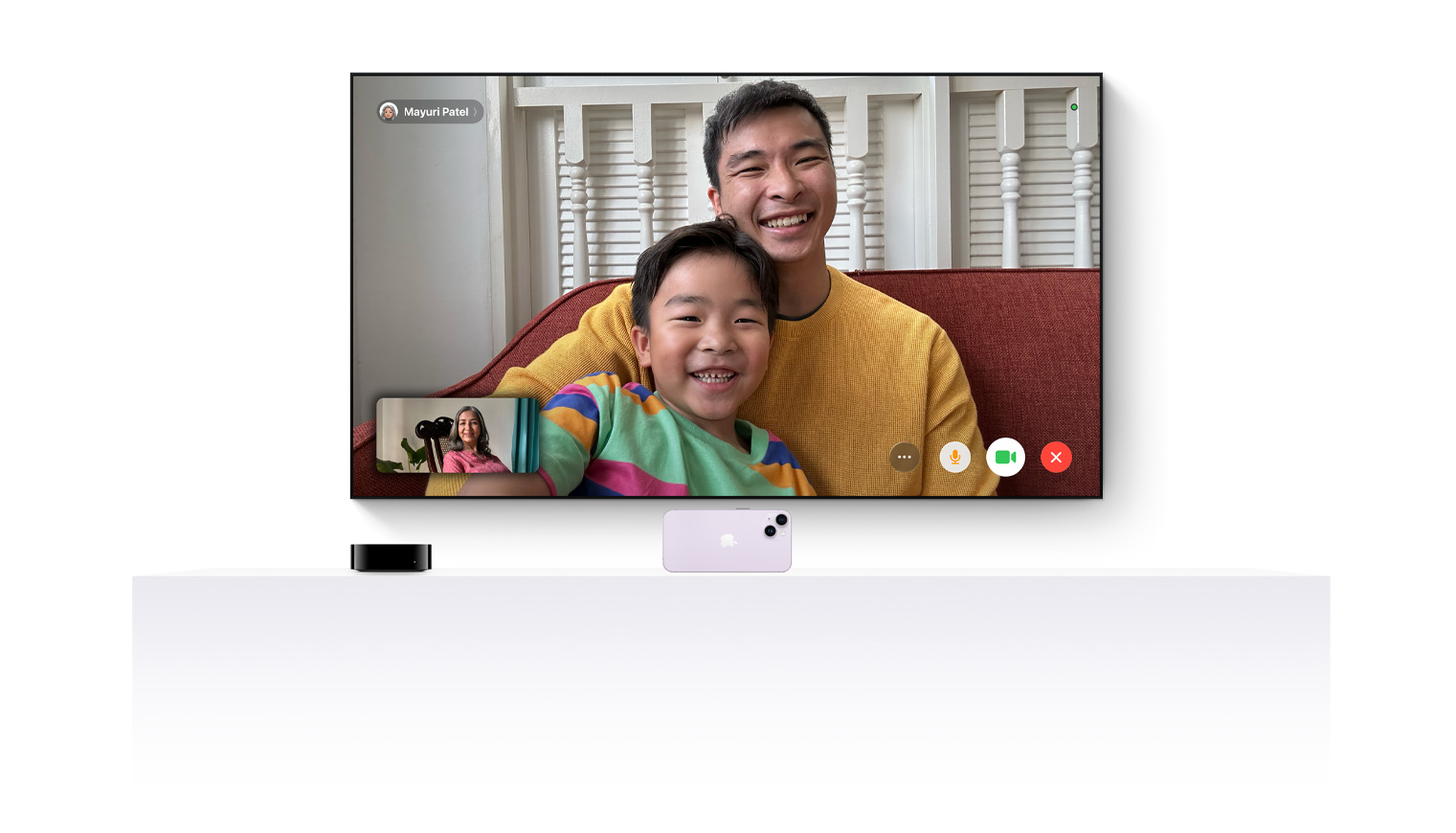 Un Apple TV 4K conectado a un iPhone para mostrar FaceTime en un televisor de pantalla plana