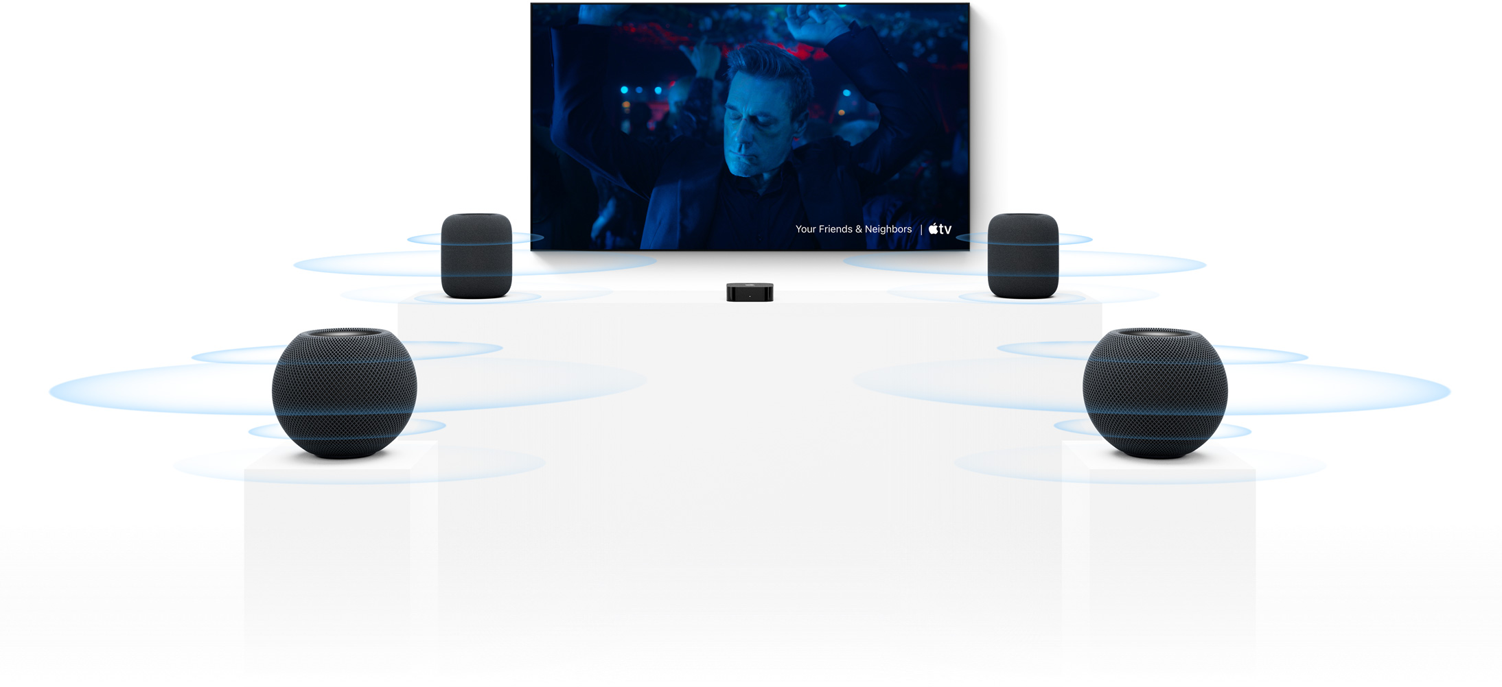 Apple TV 4K ve HomePod: televizyon ekranının iki yanında birer HomePod hoparlör, önde iki HomePod mini hoparlör ve her hoparlörün etrafında ses dalgaları gösteriliyor