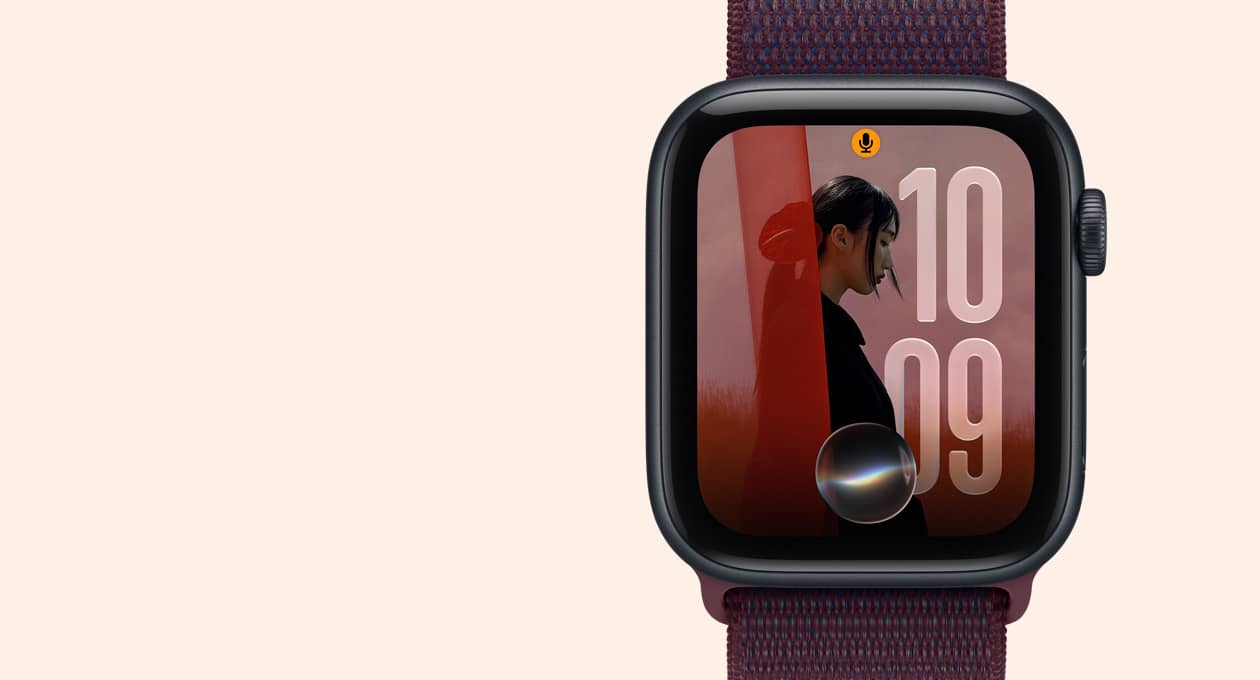 Apple Watch SE 3, alüminyum kasa, gece yarısı renk, ekranda bir fotoğraf ve alt orta kısımda Siri AI simgesi gösteriliyor