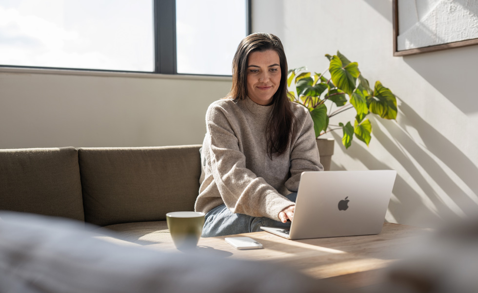 Pflegekräfte können von zu Hause aus auf ihrem MacBook Air Rat und Unterstützung bieten.