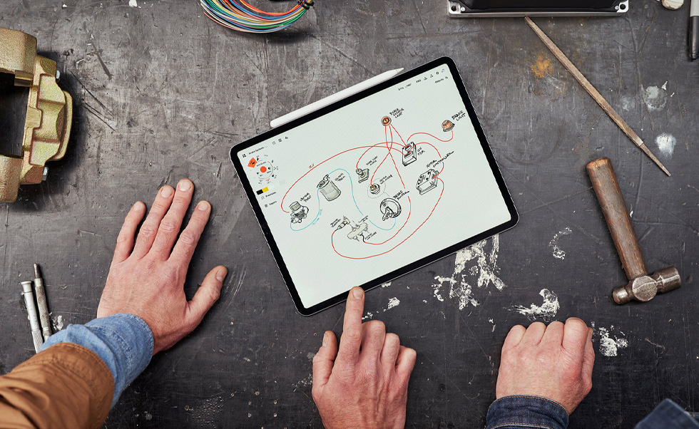 L’équipe utilise l’iPhone, l’iPad et l’Apple Pencil pour numériser les véhicules, créer des moodboards et concevoir des modèles 3D.