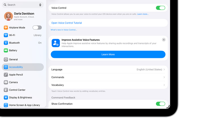 Configuración de Control por Voz en un iPad, que muestra cómo el iPad permite a los usuarios navegar por el dispositivo usando las funcionalidades de Accesibilidad integradas
