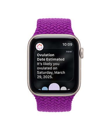 Apple Watch Series 11, Aluminiumgehäuse, Farbe Roségold, Mitteilung zum geschätzten Ovulationstag, rechte Seitenansicht: Digital Crown, Sportarmband Blassrosa