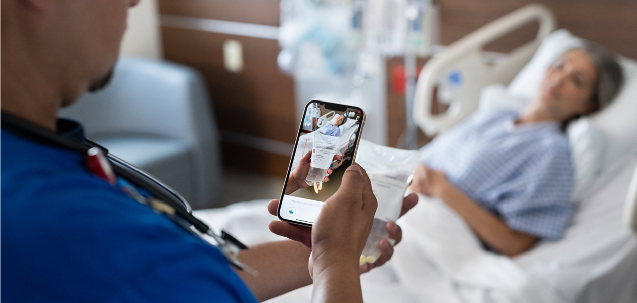 Una persona del equipo de enfermería escanea la medicación de su paciente.