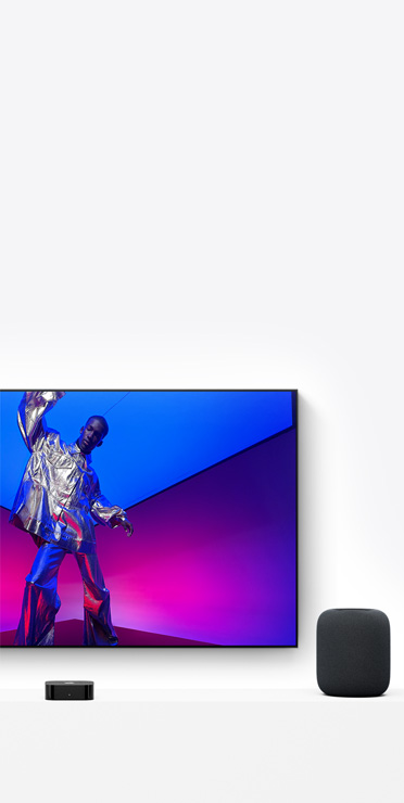 Apple TV 4K ve HomePod, televizyon ekranında Apple TV’deki Your Friends and Neighbors dizisi gösteriliyor