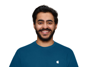 Samimi bir şekilde gülümseyen Apple Uzmanı