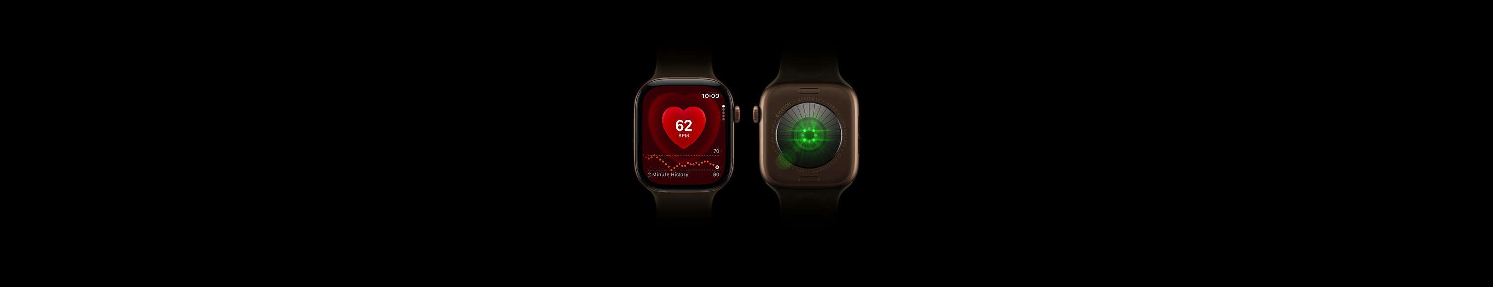Два Apple&nbsp;Watch&nbsp;Series&nbsp;12 в&nbsp;алюмінієвому корпусі темно-бронзового кольору зі спортивним ремінцем оливкового кольору; показано передню панель одного пристрою з&nbsp;додатком «Серцевий ритм» і&nbsp;задню панель іншого із системою моніторингу здоров’я та зеленими світлодіодами
